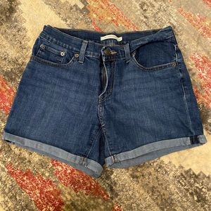 Size 27 Levi’s dark denim shorts